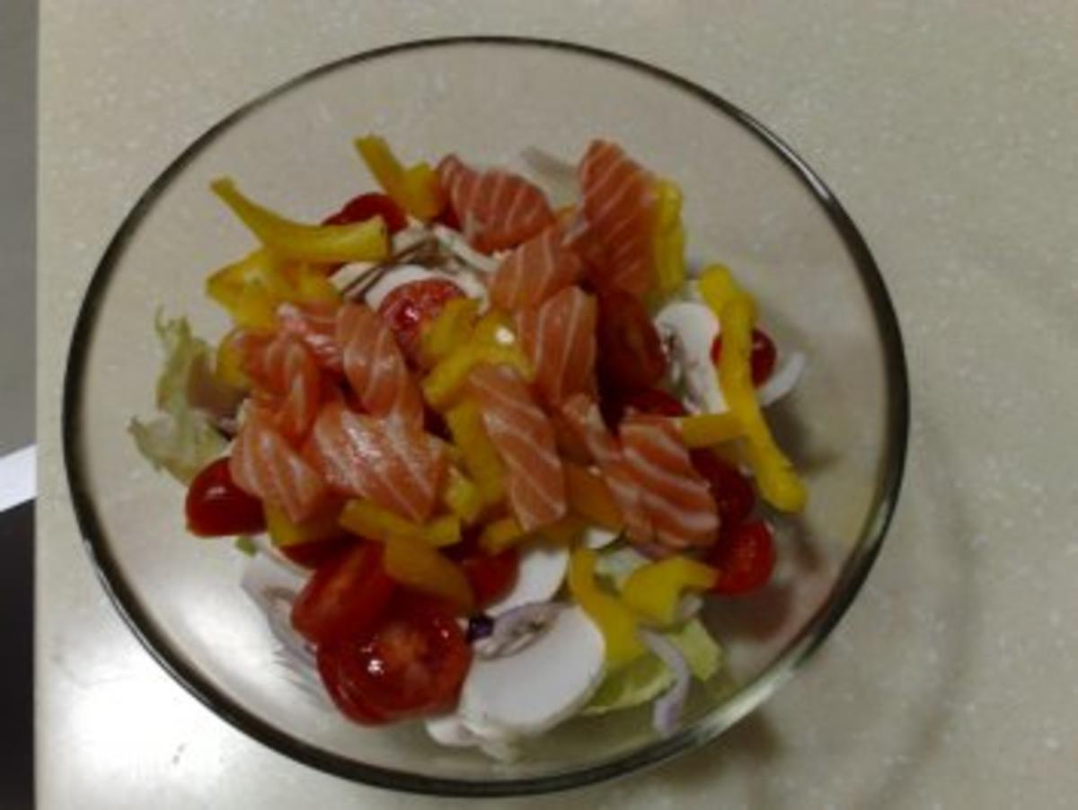 Salat mit Meeresfrüchten an Sashimi aus Lachs und Shrimps - Rezept - Bild Nr. 3