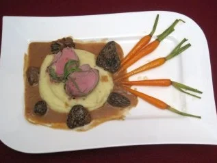 Filet vom Milchkalb mit Spitzmorchelsoße, Baby-Karotten und Kartoffelpüree - Rezept