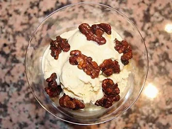 Eis mit karamellisierten Walnüssen und Karamellsoße - Rezept