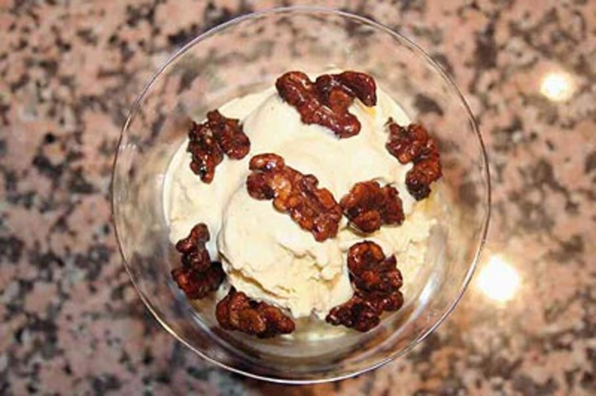 Eis mit karamellisierten Walnüssen und Karamellsoße - Rezept - kochbar.de