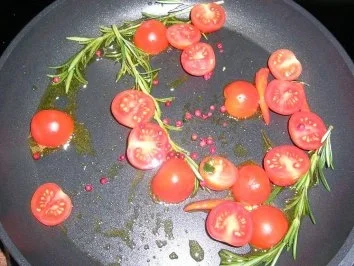Rezept: Hähnchenbrust unter der Kartoffel-Pfefferhaube an frischem Blattspinat +geschmorten Tomate Bild Nr. 7 Hähnchenbrust unter der Kartoffel-Pfefferhaube an frischem Blattspinat +geschmorten Tomate - Rezept - Bild Nr. 7