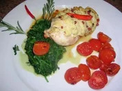 Rezept: Hรคhnchenbrust unter der Kartoffel-Pfefferhaube an frischem Blattspinat +geschmorten Tomate Hรคhnchenbrust unter der Kartoffel-Pfefferhaube an frischem Blattspinat +geschmorten Tomate - Rezept