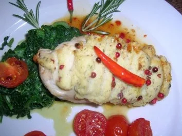 Rezept: Hähnchenbrust unter der Kartoffel-Pfefferhaube an frischem Blattspinat +geschmorten Tomate Bild Nr. 3 Hähnchenbrust unter der Kartoffel-Pfefferhaube an frischem Blattspinat +geschmorten Tomate - Rezept - Bild Nr. 3