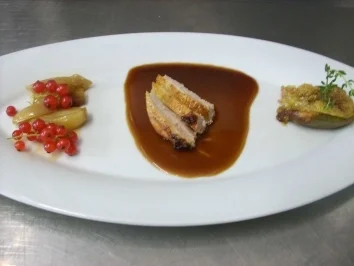 Perlhuhnbrust auf Cassissoße mit Feigen und Schalotten - Rezept