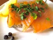 Gebeizter Lachs mit Wacholderbeeren und Kräutern auf Nussbrot - Rezept - Bild Nr. 2
