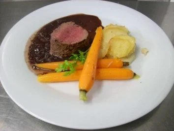 Geschmortes Rinderfilet an Kartoffel-Meerrettich-Kuchen und Honigmöhrchen - Rezept