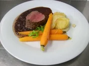 Geschmortes Rinderfilet an Kartoffel-Meerrettich-Kuchen und Honigmöhrchen - Rezept