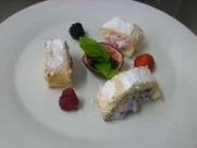 Röllchen an Minzsoße gefüllt mit Himbeeren, Erdbeeren u. Ziegenfrischkäse - Rezept