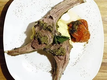 Tekuiti–Lammrippchen an zartgrüner Mintpate mit Kartoffelpüree - Rezept