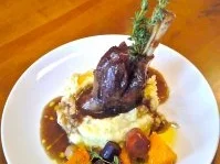 Lammhaxe mit Thymian- Honig- Sauce, gebackenem Gemüse und Wasabi-Kartoffelpüree - Rezept - Bild Nr. 2