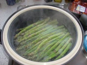 Rezept: Grüner Spargel auf Feldsalat mit Bärlauch-Eier Dressing Bild Nr. 3 Grüner Spargel auf Feldsalat mit Bärlauch-Eier Dressing - Rezept - Bild Nr. 3