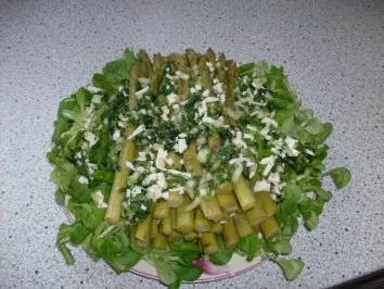 Rezept: Grüner Spargel auf Feldsalat mit Bärlauch-Eier Dressing Grüner Spargel auf Feldsalat mit Bärlauch-Eier Dressing - Rezept