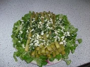 Grüner Spargel auf Feldsalat mit Bärlauch-Eier Dressing - Rezept