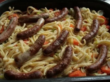 Spaetzle und Roestbratwuerstchen treffen sich zu einem Auflauf - Rezept - Bild Nr. 2