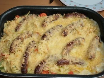 Spaetzle und Roestbratwuerstchen treffen sich zu einem Auflauf - Rezept