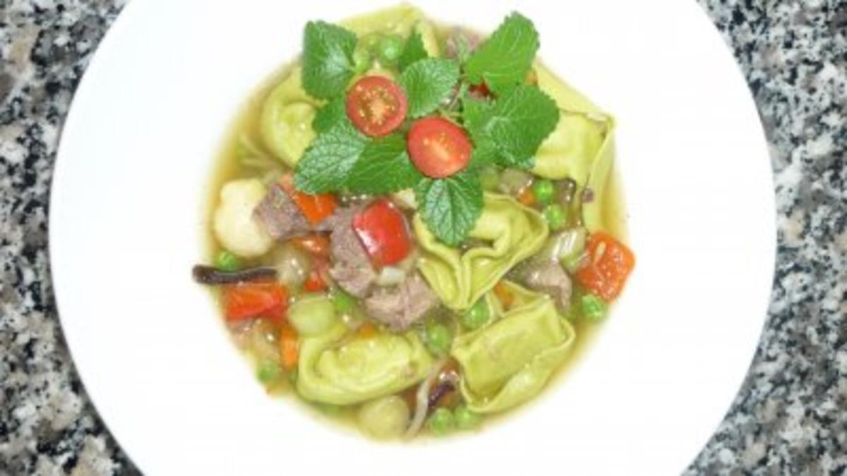 Rindfleischsuppe mit chinesischem Gemüse und grünen Spargeltortelloni - Rezept