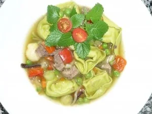 Rezept: Rindfleischsuppe mit chinesischem Gemüse und grünen Spargeltortelloni Rindfleischsuppe mit chinesischem Gemüse und grünen Spargeltortelloni - Rezept