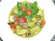 Rindfleischsuppe mit chinesischem Gemüse und grünen Spargeltortelloni - Rezept