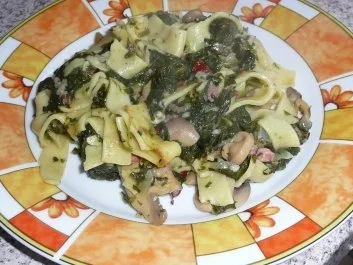Rezept: Pasta: Spinat - Nudelauflauf mit Champignons im Römertopf Pasta: Spinat - Nudelauflauf mit Champignons im Römertopf - Rezept