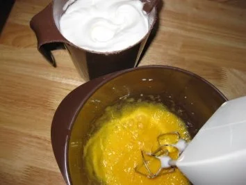 Schoko-Aprikosen-Sahnerolle - Rezept - Bild Nr. 2