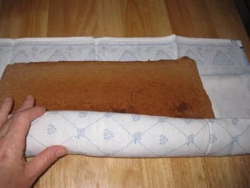 Schoko-Aprikosen-Sahnerolle - Rezept - Bild Nr. 7