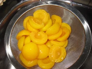 Schoko-Aprikosen-Sahnerolle - Rezept - Bild Nr. 9