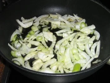 Spaghettipfanne mit Fenchel-Paprika-Gemüse unter einer Mozzarellablume - Rezept - Bild Nr. 3