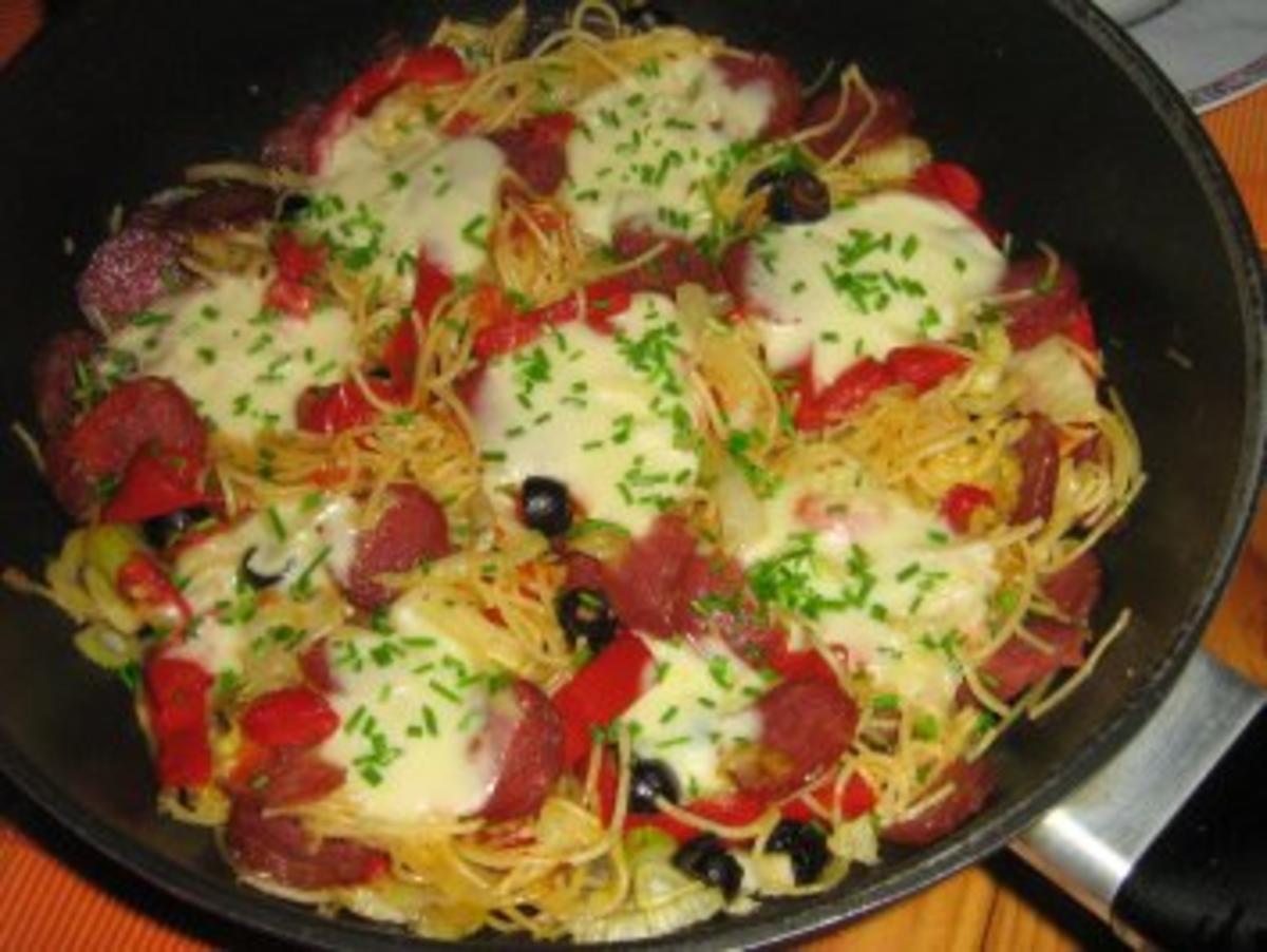 Spaghettipfanne mit Fenchel-Paprika-Gemüse unter einer Mozzarellablume ...