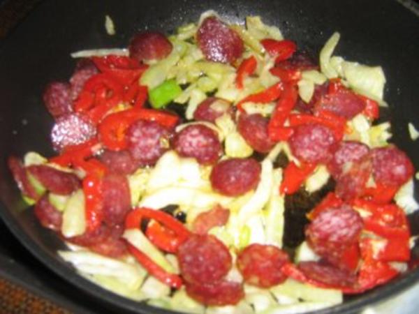 Spaghettipfanne mit Fenchel Paprika Gemüse unter einer Mozzarellablume ...