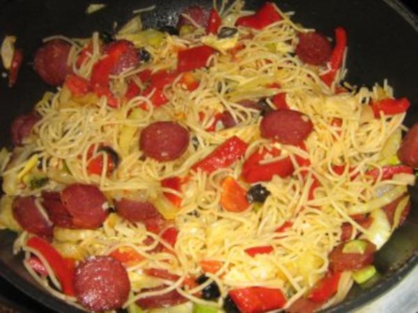 Spaghettipfanne mit Fenchel Paprika Gemüse unter einer Mozzarellablume ...