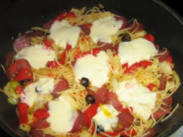 Spaghettipfanne mit Fenchel Paprika Gemüse unter einer Mozzarellablume ...