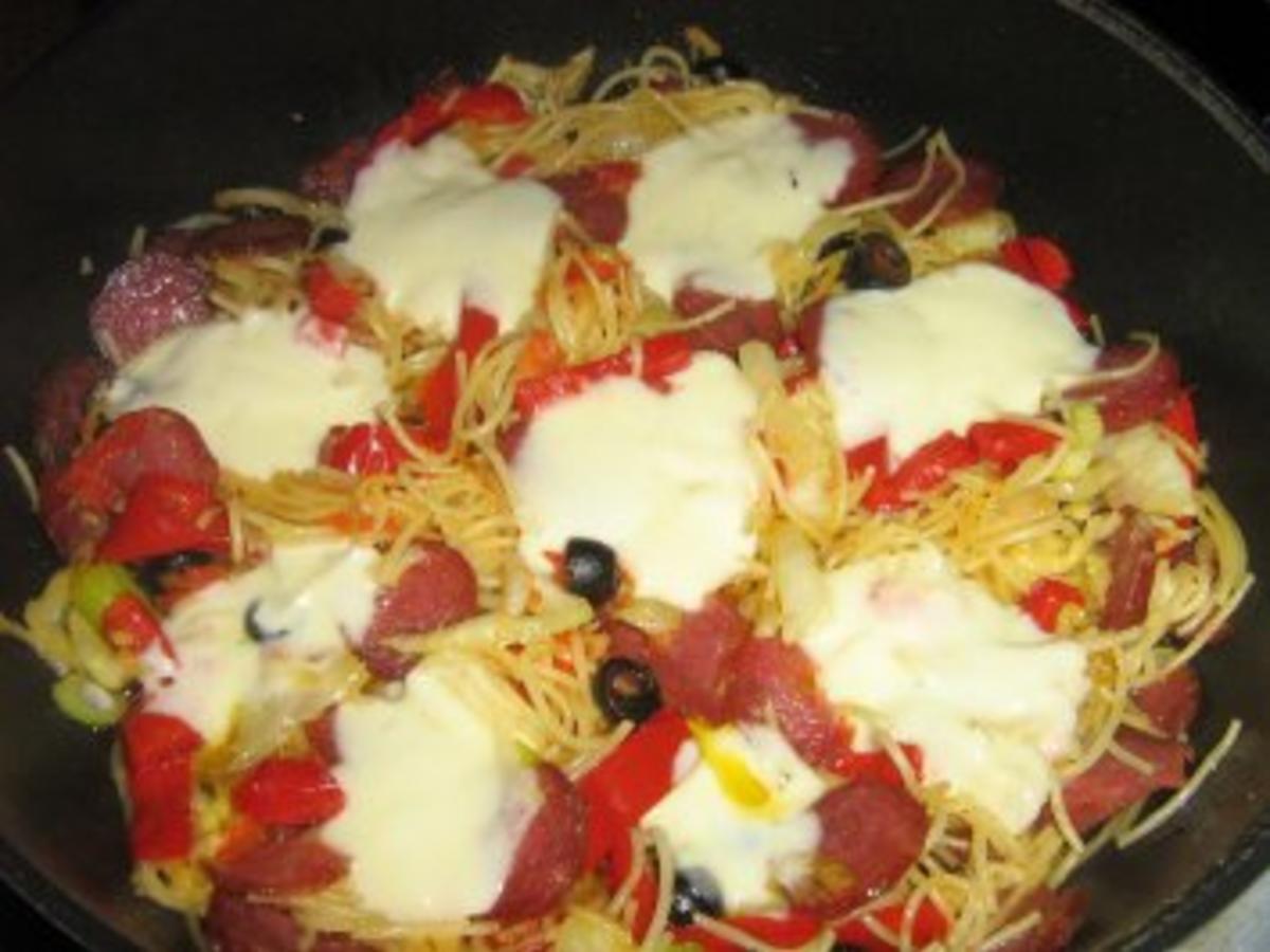 Spaghettipfanne mit Fenchel-Paprika-Gemüse unter einer Mozzarellablume ...