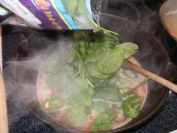 Rezept: Pasta: Farmers Rigatoni Style - Pasta mir Spinat, Bohnen und Bacon -Bratwurst Bild Nr. 4 Pasta: Farmers Rigatoni Style - Pasta mir Spinat, Bohnen und Bacon -Bratwurst - Rezept - Bild Nr. 4