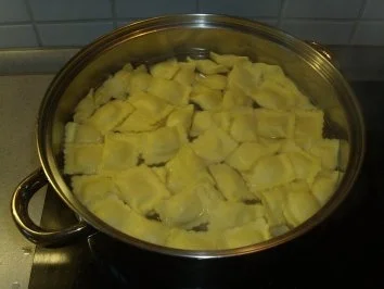 Rezept: Nudelgerichte: Ravioli mit sahniger Blauschimmelkäse-Sauce Bild Nr. 2 Nudelgerichte: Ravioli mit sahniger Blauschimmelkäse-Sauce - Rezept - Bild Nr. 2