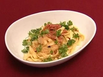 Bunte Tagliatelle mit feurigem Russen (Yvonne de Bark) - Rezept