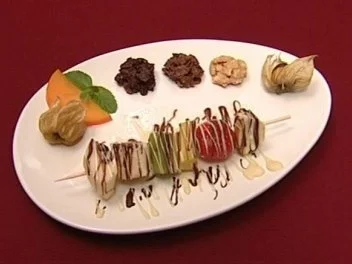 Rezept: Farbenfrohe Fruchtspieße mit weißen und braunen Choco-Crossies (Yvonne de Bark) Farbenfrohe Fruchtspieße mit weißen und braunen Choco-Crossies (Yvonne de Bark) - Rezept