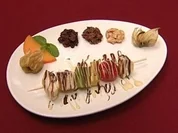 Farbenfrohe Fruchtspieße mit weißen und braunen Choco-Crossies (Yvonne de Bark) - Rezept