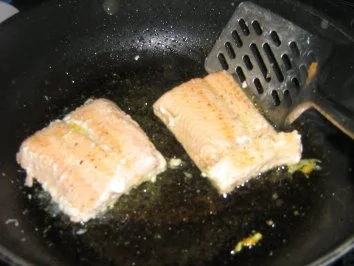 Kartoffel-Möhren-Rösti mit Wildlachsfilet an Kressesauce - Rezept - Bild Nr. 5