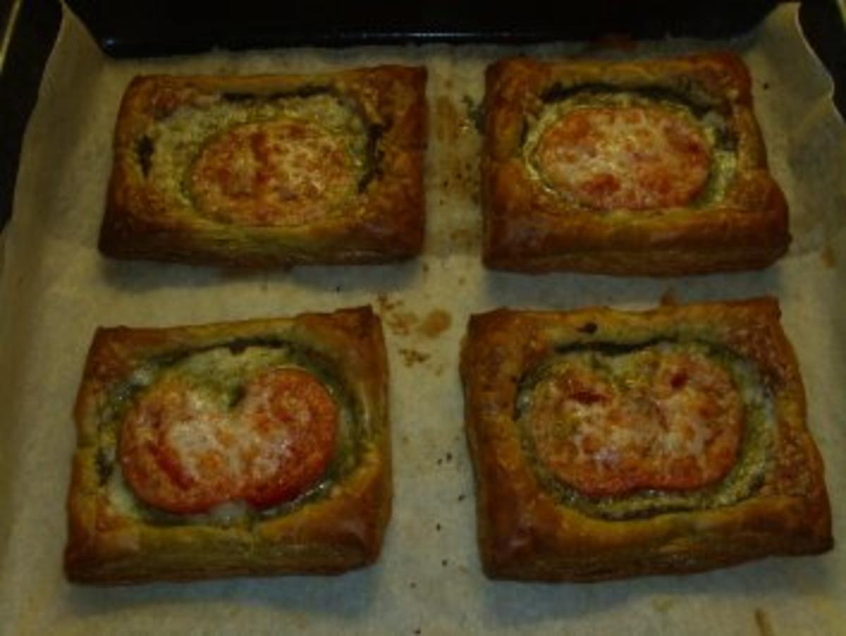 Bilder für Pikante Kuchen: Blätterteig mit Tomaten und Ziegenkäse - Rezept