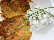 Vegetarisch: Gemüsepuffer mit Quarkdip - Rezept
