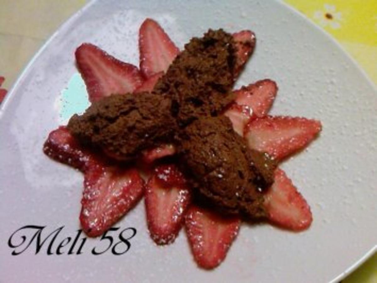 Bilder für Desserts: Mousse au Chocolat mit Erdbeeren - Rezept