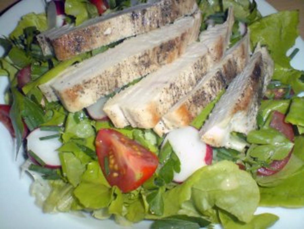 Bunter Salat mit Putenbrust an Honig-Senf-Dressing - Rezept - kochbar.de