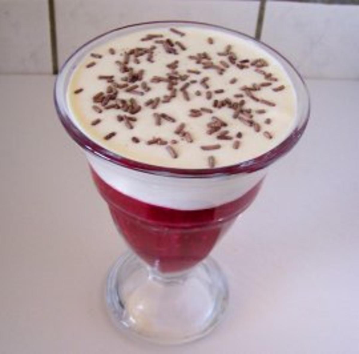 Dessert: Bananenschaum auf Beerenpüree - Rezept - kochbar.de