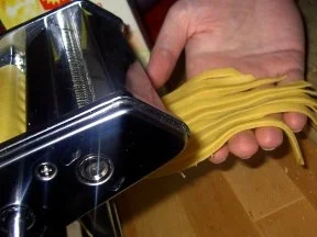 Hähnchenbrust unter Rosmarinkruste mit Tagiatelle und Zuckerschoten - Rezept - Bild Nr. 4