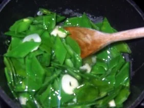 Hähnchenbrust unter Rosmarinkruste mit Tagiatelle und Zuckerschoten - Rezept - Bild Nr. 5