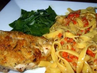 Hähnchenbrust unter Rosmarinkruste mit Tagiatelle und Zuckerschoten - Rezept