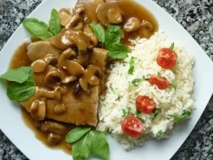 Grappa-Honig-Schweinebraten mit Steinpilz-Schalottensauce und Rucolareis - Rezept