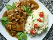 Grappa-Honig-Schweinebraten mit Steinpilz-Schalottensauce und Rucolareis - Rezept