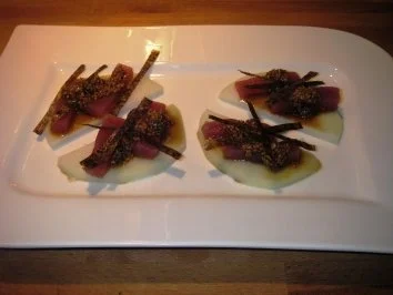 Rezept: Thunfisch roh auf Kohlrabi mit Noriblätter Thunfisch roh auf Kohlrabi mit Noriblätter - Rezept