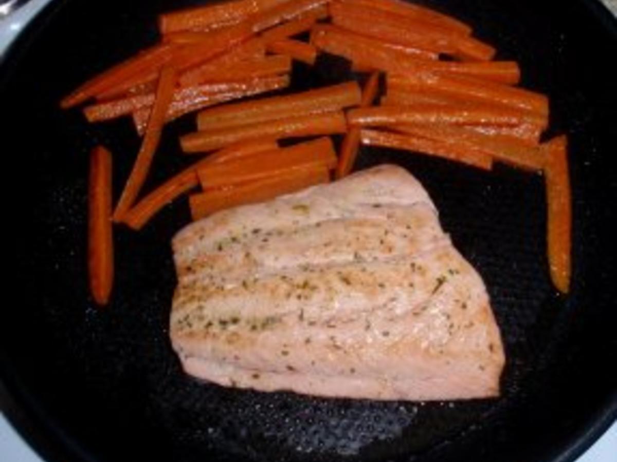 Lachsfilet mit einer Kräuter Sahne Senfsauce und Beilagen - schnell ...